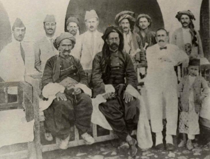 صورة فوتوغرافية يظهر فيها الشيخ محمود برزنجي (جالسًا في الوسط)، ١٩٢٧. ملكية عامة