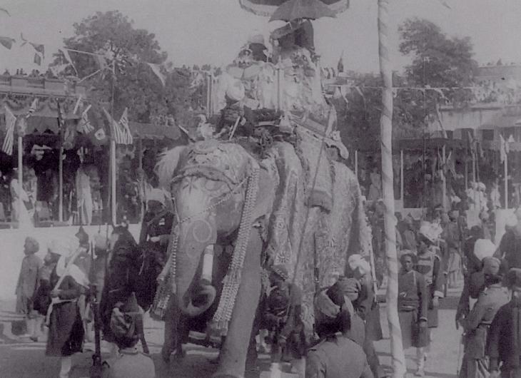 إطار ثابت للورد كرزون وزوجته وهما يدخلان دلهي على ظهر فيل في دربار دلهي عام ١٩٠٢. الصورة من الأرشيف الوطني لمعهد الفيلم البريطاني