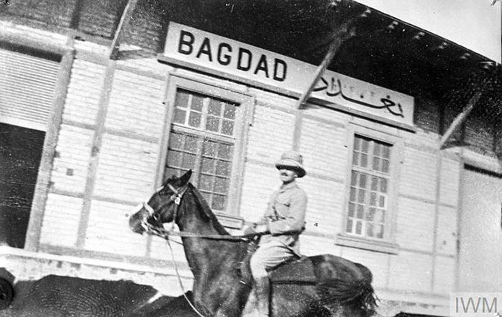 صورة لضابط بريطاني على ظهر حصان خارج محطة بغداد لسكة حديد برلين-بغداد، ١٩١٧. متحف الحرب الإمبراطوري، لندن. © IWM Q 25195
