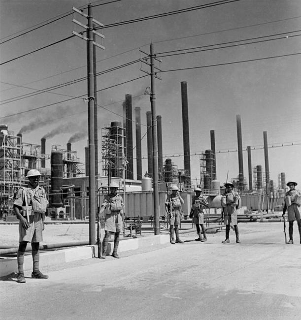حراس بريطانيون أثناء الدوريات في محطة تكرير شركة النفط الأنجلو-إيرانية في عبادان، وذلك عشيّة الغزو الأنجلو-سوفييتي لإيران في أغسطس ١٩٤١. المصدر: متحف الحرب الإمبراطوري (E 5329)