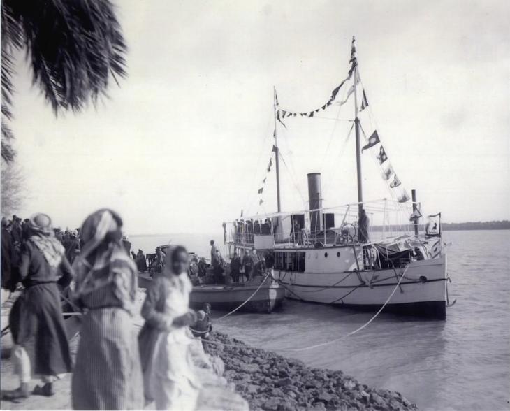 Shaikh Khaz&#039;al&#039;s yacht docked behind Qasr al-Failiyah, 1925. Public Domain