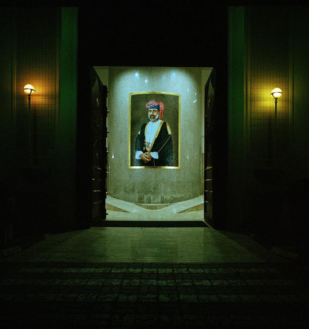 صورة فوتوغرافية للوحة للسلطان قابوس، التقطتها إيمان علي في مسقط، عُمان